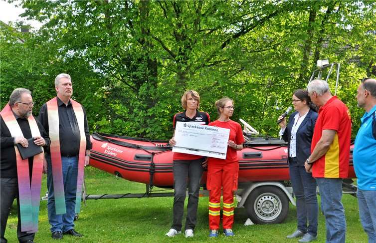 Die Einsegnung des Bootes durch die beiden Pfarrer aus Vallendar und Scheckübergabe der Sparkasse.