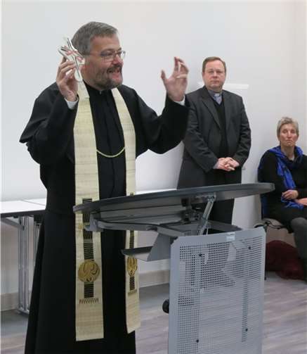 Die Einsegnung erfolgte durch den Hochschulseelsorger P. Heinz-Willi Rivert SAC.