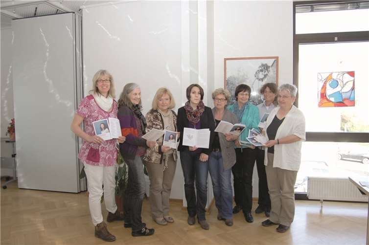 Die Einsteigerinnen haben die neue Broschüre zur Hand. privat