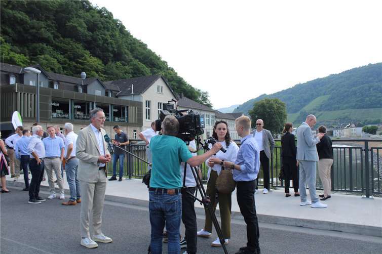 Brückenschlag mit Bedeutung Die Einweihung der neuen Weinbaubrücke begleiteten zahlreiche regionale- und überregionale Medien.