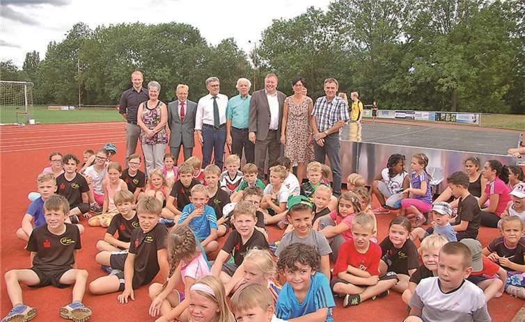 Die Einweihung des neuen Stadionkopfes wurde von Groß und Klein gefeiert. RÜ