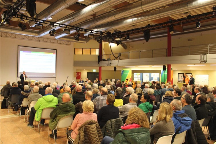 Die Einwohnerversammlung im Bürgerzentrum stieß auf reges Interesse. Foto: DU