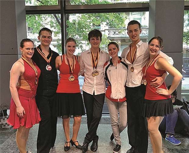 Die Einzelpaare (v.l.) Diana Böhlein, Alexander Wunderlich, Lara Fritsche, Roman Doll, Christina Retterath, Daniel Rosenkranz und Finja Ohm.