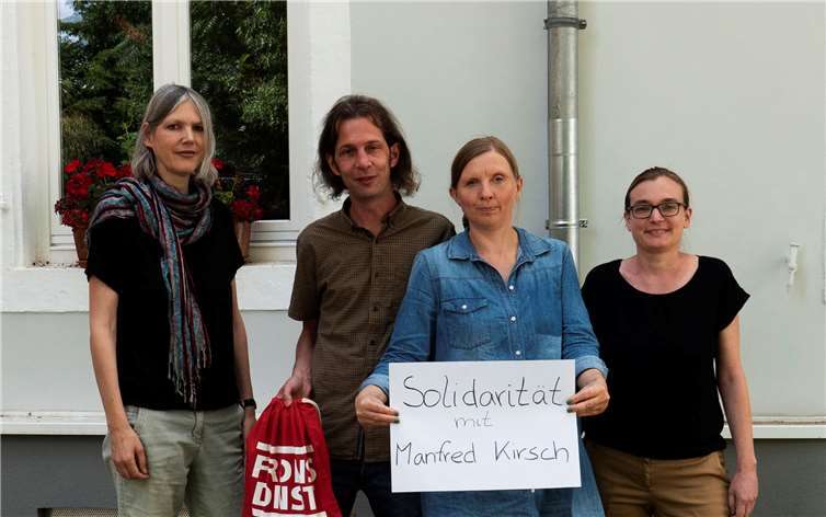 Die Eirene Mitarbeitenden Kirsten Steinhoff, Thorsten Klein, Julia Dietz und die Bundestagsabgeordnete Corinna Rüffer (dritte von links) zeigen ihre Solidarität mit Manfred Kirsch. Foto: EIRENE