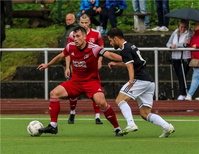 Die Eisbachtaler um ihren Kapitän Max Olbrich (links) und die Hessenliga-Fußballer des TuS Dietkirchen spielen am 6. August zugunsten der Flutopfer sowie für die Familie des plötzlich verstorbenen Eisbachtaler Jugendspielers Jascha Zey in Nentershausen. Foto: Andreas Egenolf