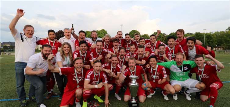 Die Eisbären mit Meisterpokal. Im Rahmen des Spiels gegen die SG Ellscheid wurden die Sportfreunde für die Meisterschaft geehrt. Foto: TH