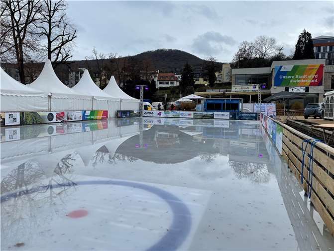 Die Eisbahn ist mitten im Kurpark aufgebaut. Hier lockt auch die beliebte Veranstaltung „Uferlichter“.