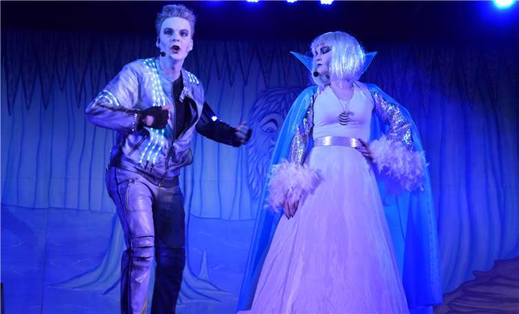 Die „Eisige“ will mithilfe ihres Gesellen „Frost“ die Fantasie einfrieren.