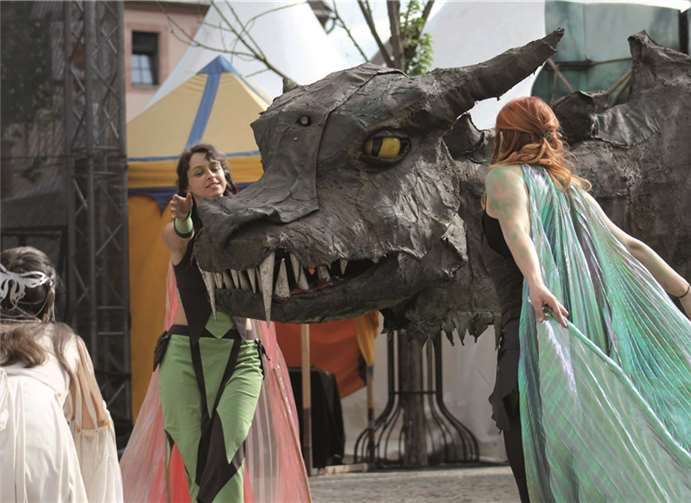 Die Elfen ringen sich um den Drachen Fangdorn.