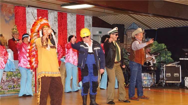 Die Elfer-Elfen mit ihrer YMCA-Nummer als Bauarbeiter,Polizist, Indianer, Cowboy. Foto: Gerd Rothbrust