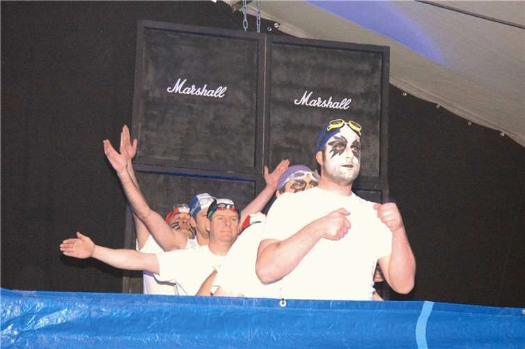 Die Elferatsmitgliedern kamen als Synchronschwimmer auf die Bühne