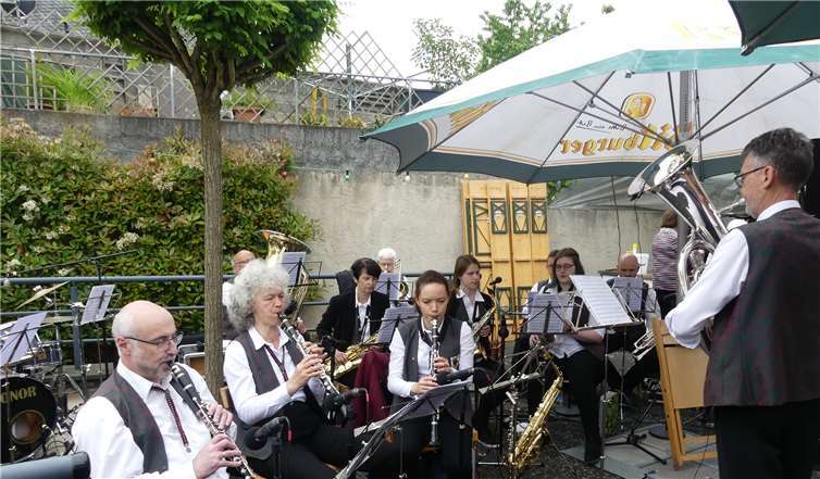 Die Ellenz-Poltersdorfer Blaskapelle führte den musikalischen Festumzug an und gab danach ein Platzkonzert. Fotos: TE