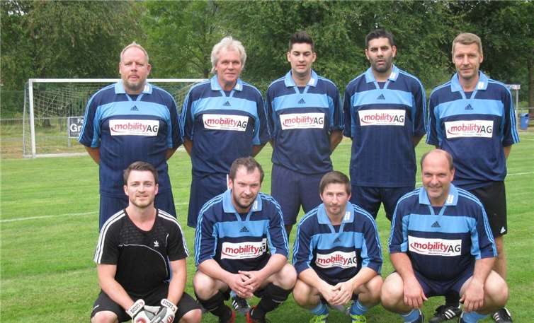 Die Ellinger Oldies (hinten v.li.): Jörg Hörter, Jürgen Huth, Jonas Rafique, Nadem Rafique, Kai Flade. Vorne v.li.: Andreas Seel, Thomas Rachul, Dietmar Groß, Sascha Neitzert. privat