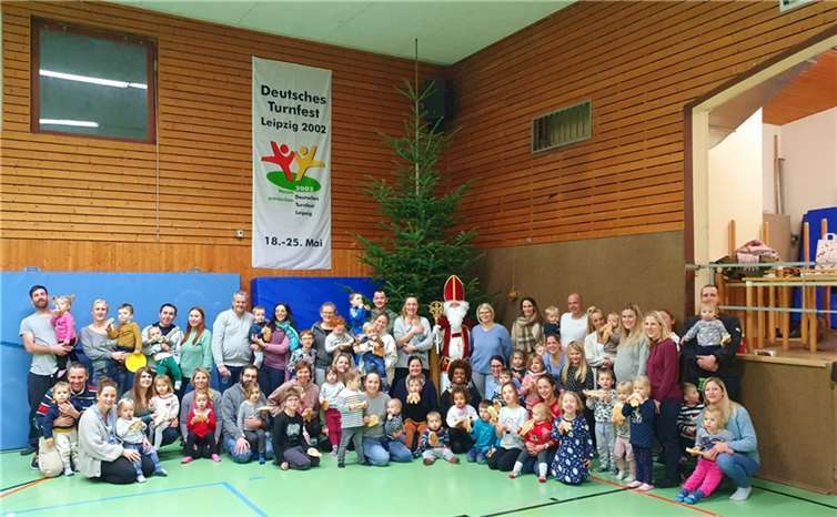 Die Eltern-Kind-Gruppe mit dem Nikolaus.  Foto: TV Vallendar