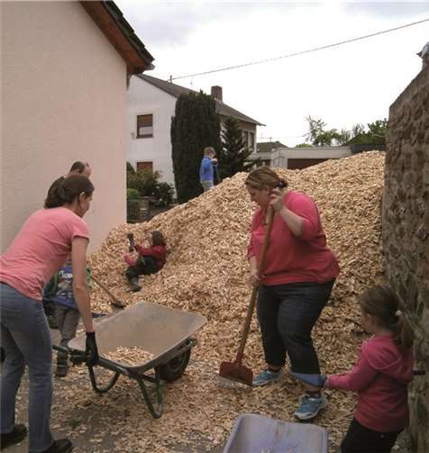 Die Eltern der Kindergartenkinder brachten bei vier Arbeitseinsätzen das Außengelände in Ordnung. privat