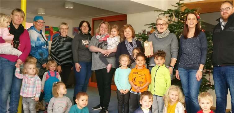 Die Eltern der Kita bedankten sich mit einer großzügig gesammelten Geldspende.privat