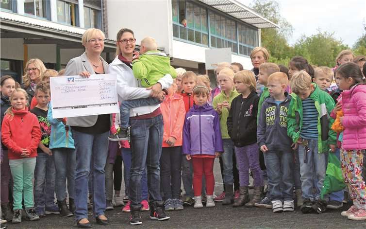 Die Eltern des schwerbehinderten Philipp Stroh erhielten 5.000 Euro für eine Delfintherapie.privat