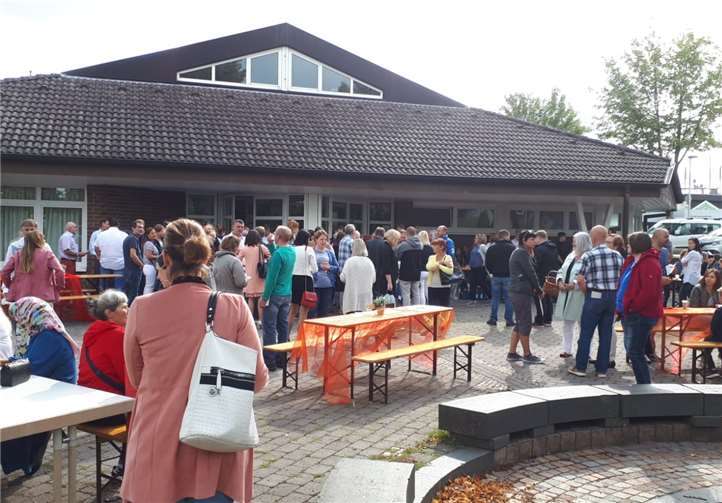 Die Eltern lernen sich kennen: Das Elterncafé vor der Halle.