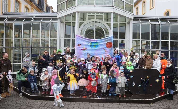 Die Eltern und Kinder des Hauses für Kinder.