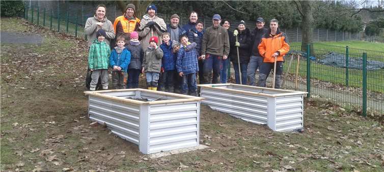 Die Eltern und die Kinder der 2. Klasse begannen bei schneefreiem Wetter mit den ersten Arbeiten zum Schulgarten.privat