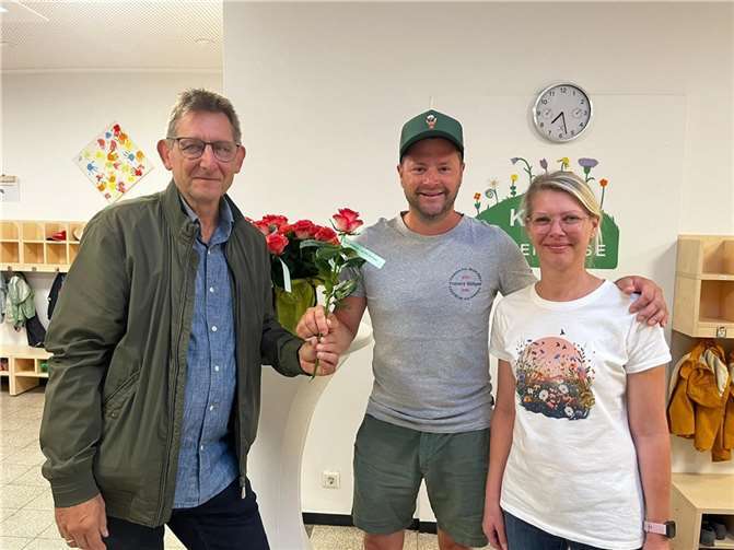 Die Eltern wurden mit einer Rose von der Kita-Leitung Tanja Braun und dem Ortsbürgermeister Roland Thelen begrüßt.  Foto: privat