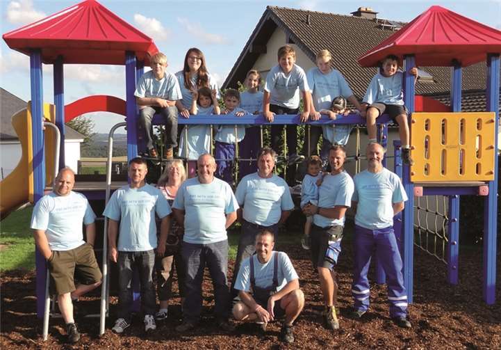 Die Elterninitiative „Heinzelmännchen Greimersburg“ krempelte die Ärmel hoch und renovierte alte marode Spielgeräte auf dem Spielplatz „Auf dem Huschten“ in Greimersburg.privat