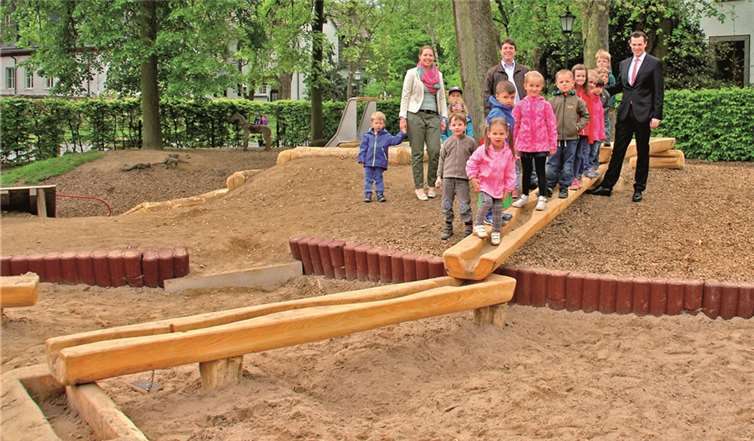 Die Elterninitiative Wibbelstätz und Kindergartenkinder auf dem neu gestalteten Spielplatz mit Wasserspielanlage. Regionaldirektor Stephan Moos von der KSK überbrachte eine Spende in Höhe von 1.500 Euro für die neue Anlage mit. Die Erwachsenen v.li.: Simone Hofmann-Zipfel und Christian Woynecki vom Vorstand der Elterninitiative und Stephan Moos, Regionaldirektor der Direktion Rheinbach. -STEIN-