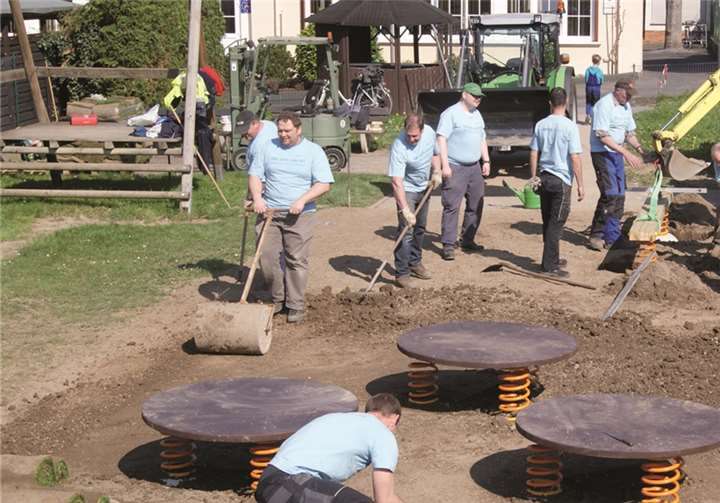 Die Elterninitiative „Wir in Alken“ krempelte die Ärmel hoch und stellte neue Spielgeräte auf dem Spielplatz in der Schulstraße auf. Westnetz GmbH
