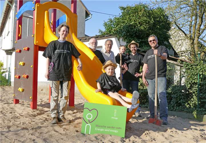Die Elterninitiative in Einig krempelte die Ärmel hoch und stellten einen neuen Kletterturm mit Rutschbahn auf dem Spielplatz in der Geringer Straße auf.privat