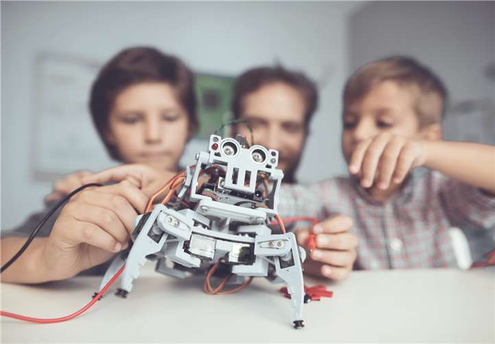 Digitalisierung! Roboter! Was wird aus meinem Kind? Die Elternveranstaltung der IHK findet am Mittwoch, 15. August an Deck der MS Wissenschaft statt.Fotolia/VadimGuzhva