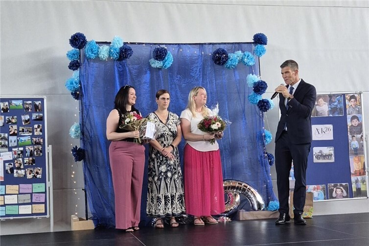 Die Elternvertreterinnen Snjezana Vikovic (l.) und Janett Kutscher (2.v.r.) wurden von Schulleiter Marco Bastiaansen und Sandra Fabritius (SEB) verabschiedet.