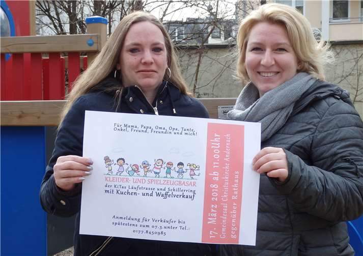 Die Elternvertreterinnen freuen sich auf die Besucher des Kleider- und Spielzeugbasars. privat