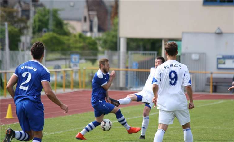 Die Elztaler (weiße Trikots) hatten, nach gut einer Stunde, nichts mehr entgegenzusetzen.Fotos: -SK-