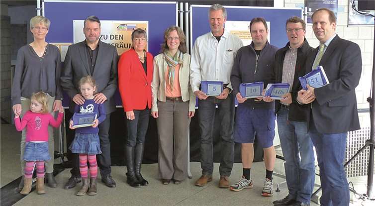 Die Empfänger der Klimaschutz-Hausnummer Familie Ternes, Harald Richter, Michael Schmitz, Carl-Bernhard von Heusinger und Uwe Diederichs-Seidel neben Monika Effenberger (1. Vorsitzende BEN Mittelrhein e.V.) und Britta Pott (Klimaschutzmanagerin Koblenz); es fehlen Familie Bröhl sowie Herr Franz. privat