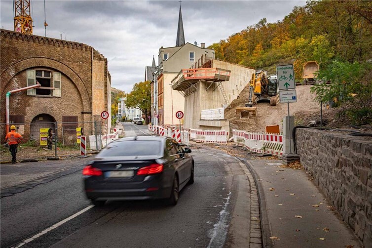 Die Emser Straße muss im Bereich der Brückenstraße aufgrund von notwendigen Arbeiten für die neue Pfaffendorfer Brücke bis in den Dezember hinein gesperrt werden.Foto: Stadt Koblenz/Andreas Egenolf 
