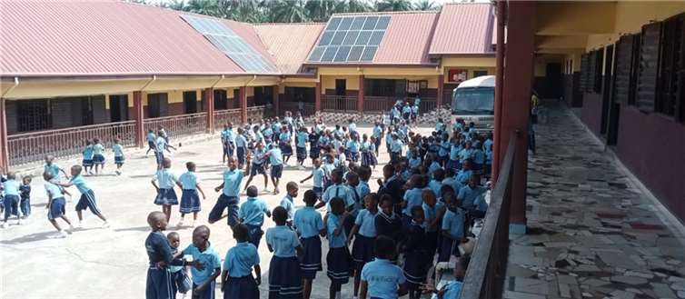 Die Energie ist, wie man sieht, tatsächlich bei den Kids angekommen! Auf dem Dach der Primary School wurden Solarpanele angebracht. . Quelle: Poor Handmaids of Jesus Christ, Nigeria