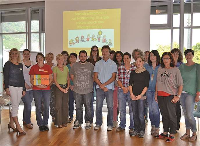 Die Energieagentur „unser-klima-cochem-zell empfing zur Fortbildungsveranstaltung für Erzieher/-innen im Landkreis Cochem-Zell. Nicole Jobelius-Schausten (li.), unser-klima-cochem-zell, begrüßte Referentin Sylvia Ruhland (3. v.l.) und die zahlreichen Teilnehmerinnen und Teilnehmer. privat