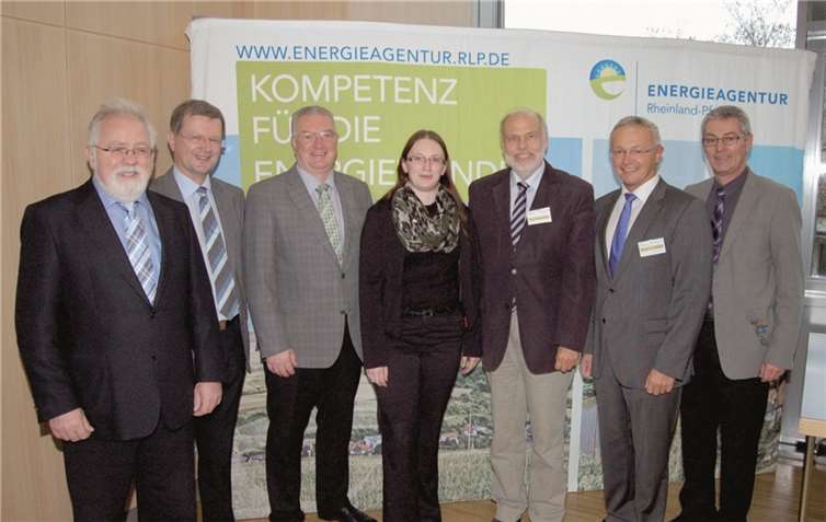 Die Energiewende gelingt nur gemeinsam. Es geht um die Zukunft der kommenden Generationen und um den Erhalt ihrer Gestaltungsmöglichkeiten. Dies stellten die Referenten deutlich heraus. (v. l.): Johannes Emmerich, Leiter der David-Röntgen-Schule, Rainer Bomberg, stellvertretender Leiter DRS, Uwe Hüser, Staatssekretär Ministerium für Wirtschaft, Klimaschutz, Energie und Landesplanung, Mareen Moll. Landesenergieagentur Rheinland-Pfalz, Rolf Künne, Vorstand EOR und Landrat i.R., Achim Hallerbach,1. Beigeordneter Landkreis Neuwied, Albert Göppert, stellvertretender Leiter David-Röntgen-Schule. privat