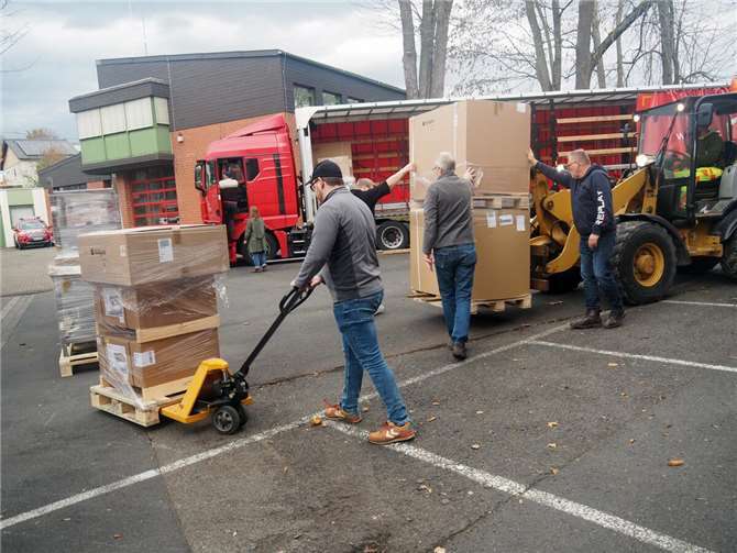 Die Engagierten beim Beladen des Hilfstransports.  Fotos: Stadt Bendorf