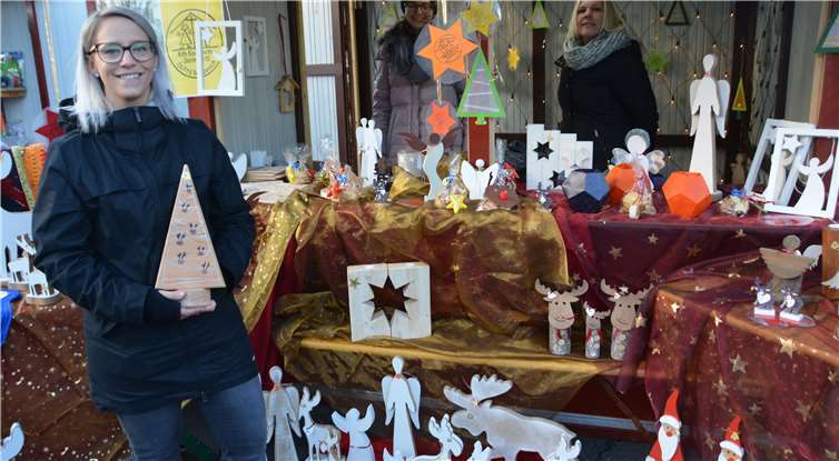 Die Engelchen, Kerzen und Tannenbäume aus Holzhaben die Kinder des katholischen Kindergarten teilweise selbst hergestellt. Fotos: BE