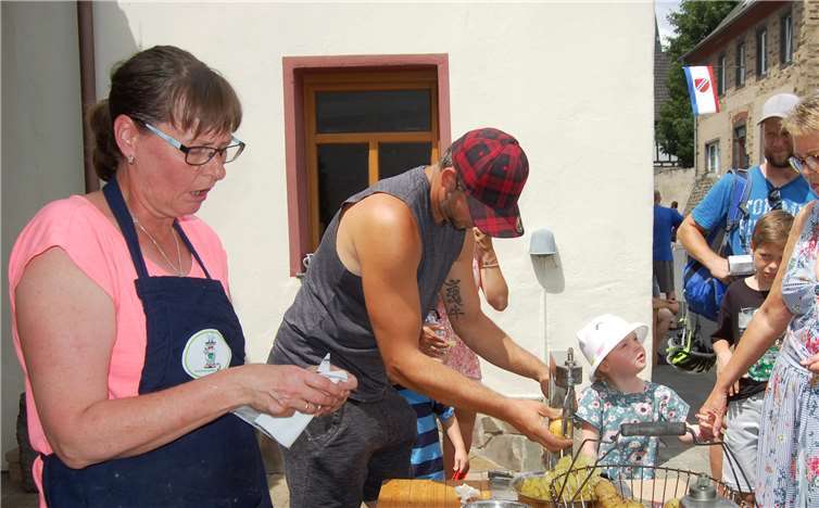Die Engelslocken (gedrehte Kartoffeln, die anschließend frittiert werden) waren heiß begehrt.
