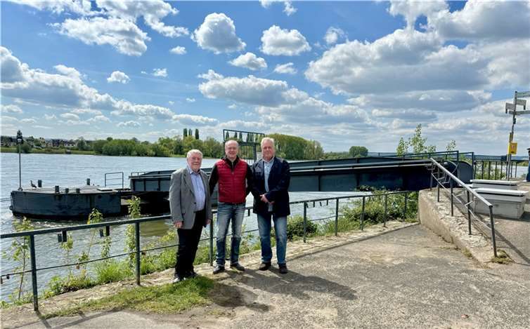 Die Engerser Landungsbrücke soll künftig wieder einen Personenverkehr auf dem Rhein ab Engers möglich machen. Darüber freuen sich die Mitglieder des Arbeitskreises (v.r.n.l.) Anton Krüger, Sven Thienemann und Vorsitzender Josef Kretzer.  Foto: Sven Thienemann