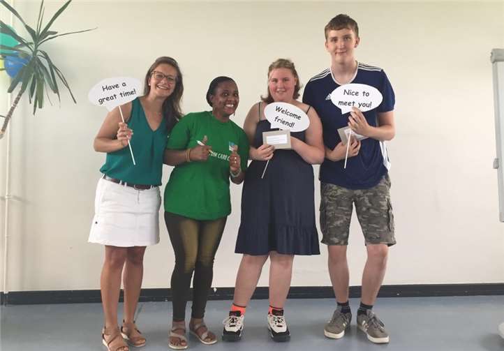 Die Englisch-AG begrüßt die Schulleitung aus Ruanda. Fotos: privat