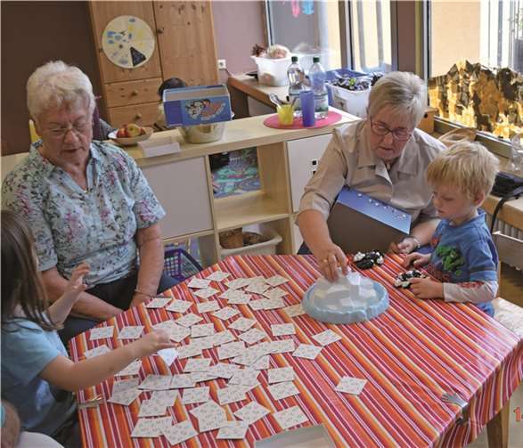 Die Enkelkinder erklärten ihren Omas, wie das Spiel funktioniert.privat