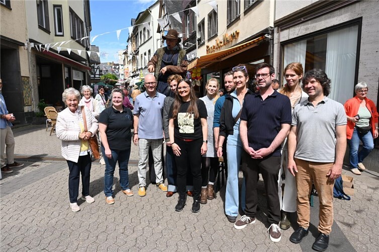 Die Ensemble-Besetzung der Mayener Burgfestspiele war beim Brückenstraßenfest natürlich auch dabei. Foto: SK