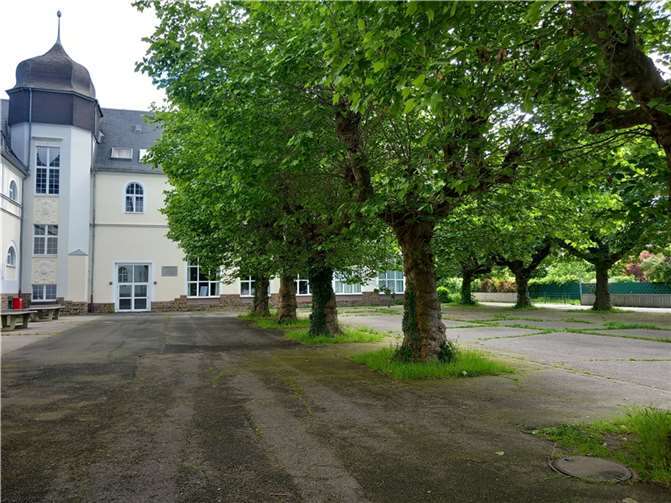 Die Entsiegelung des bisherigen Asphaltbodens bei nachfolgender Verlegung eines wasserdurchlässigen Pflasters sowie die Installation von Beschattungselementen auf dem Schulhof des Rhein-Wied-Gymnasiums Neuwied zählen zu den Maßnahmen, die vom Land Rheinland-Pfalz über das „Kommunale Investitionsprogramm Klimaschutz und Innovation“ (KIPKI) gefördert werden.  Foto: Christina Junk / Kreisverwaltung Neuwied