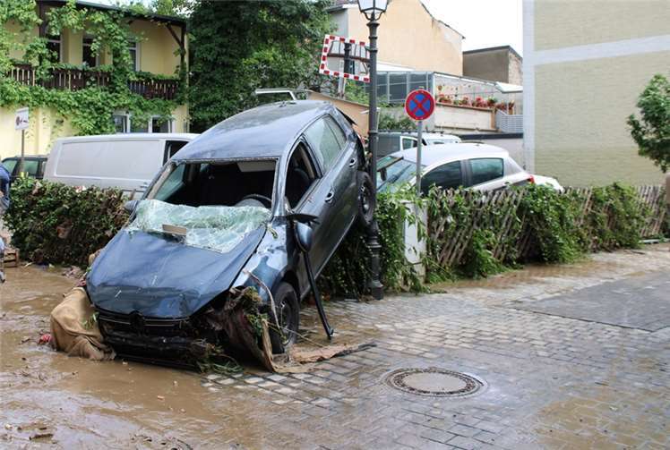 Die Entsorgung von Schlamm und Abwasser ist ein Problem. Zurzeit werden Sammler gespült und Regeneinläufe freigelegt. Foto: DU