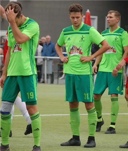 Die Enttäuschung ist (v.li.) Manuel Oster, Milan Rawert und Marcel Berg anzusehen.