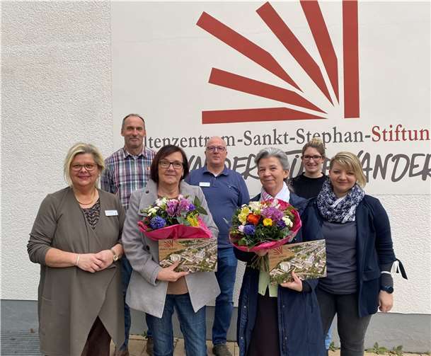 Die Entwicklung des Altenzentrums St. Stephan über mehr als 35 Jahre mit begleitet. Beatrix Oster (3. von links) und Elisabeth Nestmann (3. von rechts) wurden in den Ruhestand verabschiedet. Es bedankten sich (von links): Vorstandsvorsitzende Carmen Mitscher, Vorstand Thomas Weber, Georg Breit (Einrichtungsleitung), Vorstand Diana Petrek und Anna Jost (Einrichtungsleitung). Foto: privat