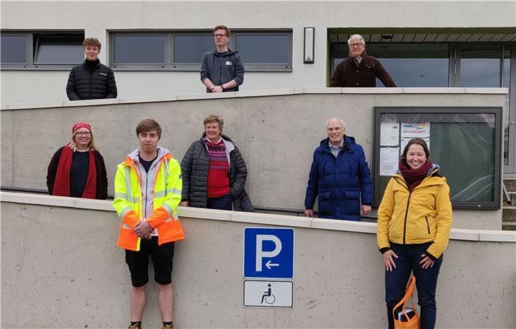 Die Entwicklungsagentur bedankte sich bei den Helfern vor der Sporthalle dafür, dass sie sich von Wind und Wetter nicht haben abbringen lassen. Foto: VG Unkel